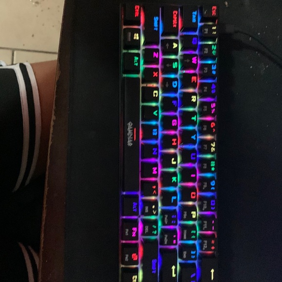 Its a Zeus Gamdias Hermes E3 rgb 60% with blue mechanical switches. - Picture 1 of 2